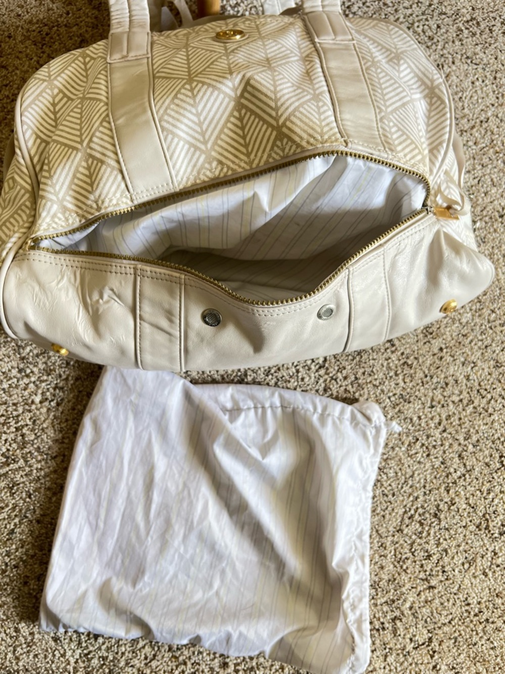 lululemon athletica Taupe and White Geometric Duffel - Picture 3 of 14